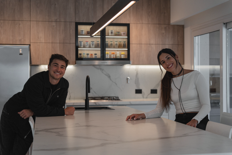 Valentina Cuan y Juan Segundo Arando, fundadores de Cuan Arquitectura, en una cocina proyectada por el estudio