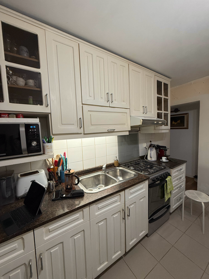 Cocina antes de la reforma, con carpintería clásica y mobiliario original