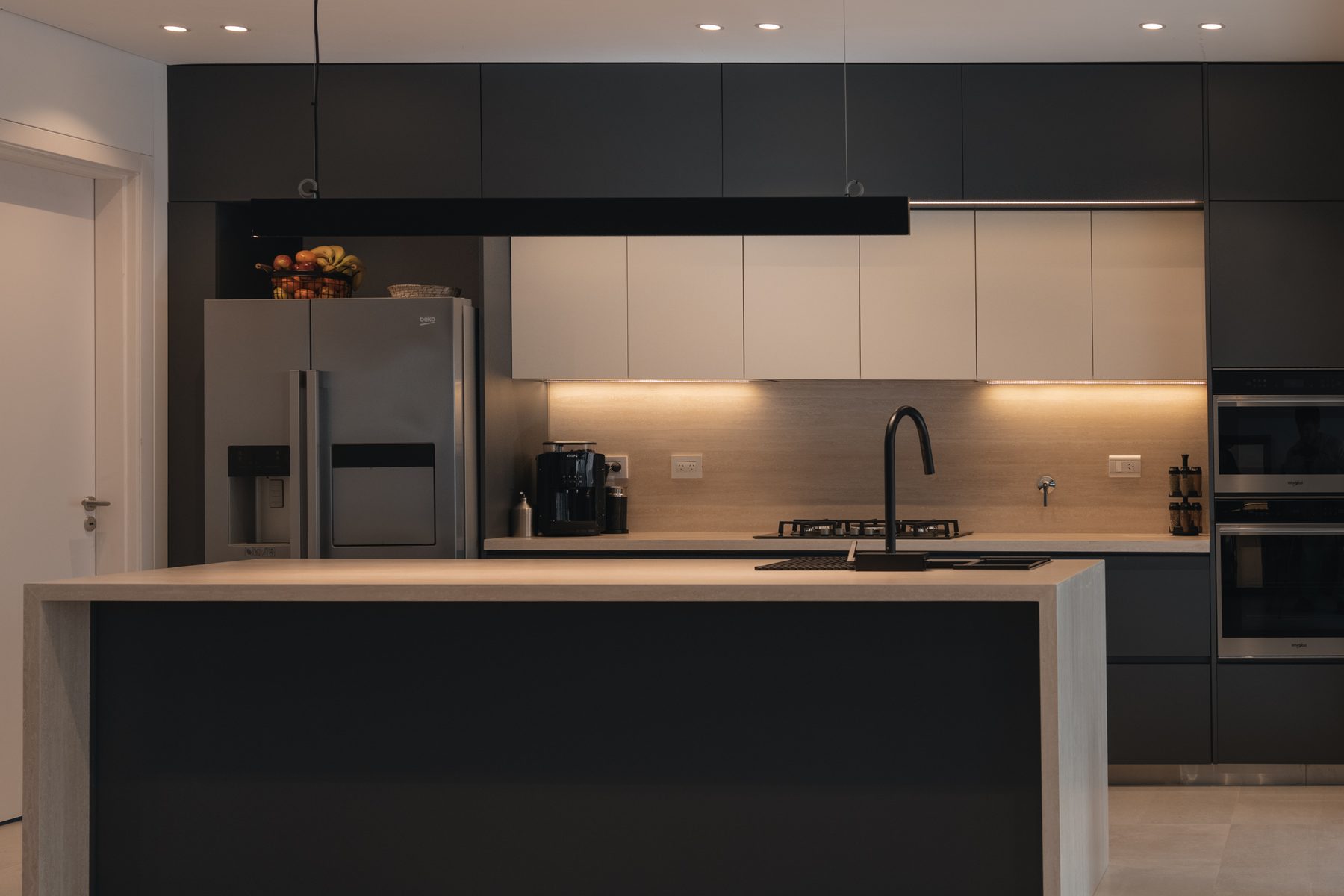 Cocina del Proyecto Castelar, vista general con isla en negro y madera
